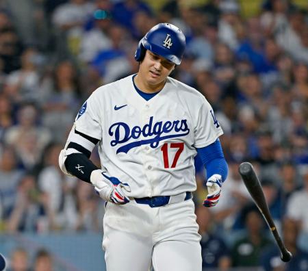2日のカージナルス戦の二回、死球を受けたドジャースの大谷=ロサンゼルス(共同)