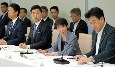 熊本地震の非常災害復旧復興本部の初会合で発言する高市首相（右から２人目）＝４日午前、首相官邸