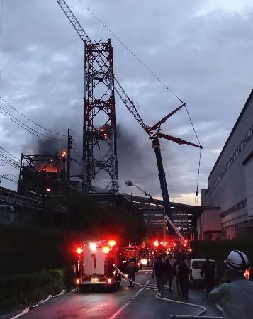 煙が上がる日本製紙八代工場＝３日、熊本県八代市