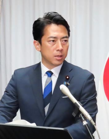 記者会見する小泉防衛相＝４日午前、国会