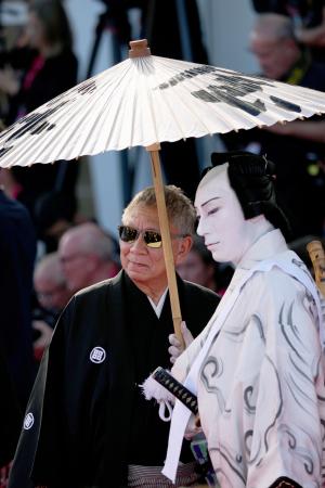 　ベネチア国際映画祭でレッドカーペットに登場した三池崇史監督（左）と市川團十郎白猿＝３日、イタリア・ベネチア（ゲッティ＝共同）
