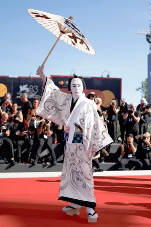 　ベネチア国際映画祭でレッドカーペットに登場した市川團十郎白猿＝３日、イタリア・ベネチア（ゲッティ＝共同）