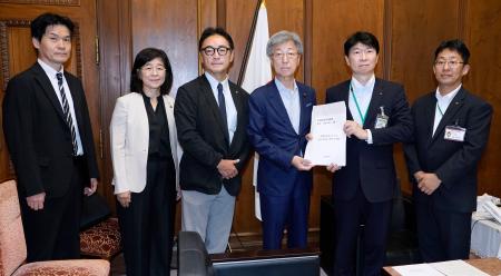 自民党の石井参院幹事長（中央右）に参院選の「合区」解消を求める全国知事会の決議を手渡す、岡山県の伊原木隆太知事（右から２人目）と徳島県の後藤田正純知事（中央左）ら＝４日午後、国会