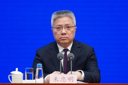 ２０２３年３月、中国国務院新聞弁公室の記者会見に臨む朱忠明氏＝北京（共同）