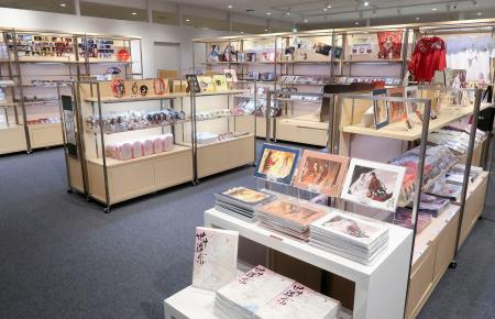 新館内の「ギンザミライミュージアム」のグッズ販売会場＝４日午後、東京・銀座
