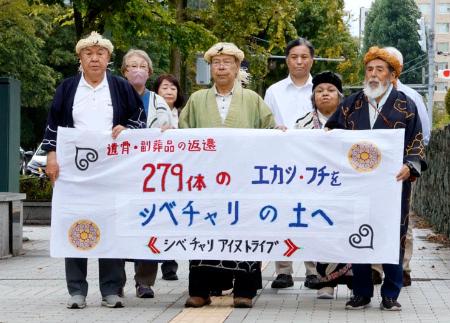 第１回口頭弁論のため札幌地裁に入る「シベチャリアイヌトライブ」の高月勉会長（中央）ら＝４日午後