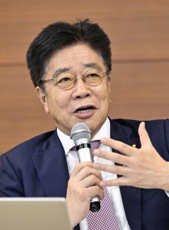 共同通信加盟社論説研究会で講演する、自民党の加藤勝信前財務相＝４日午後、東京・東新橋