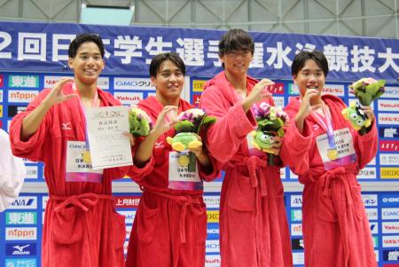 男子４００メートルリレーで中大の第１泳者を務め、１００メートル自由形の日本新をマークした村佐達也（左端）＝東和薬品ラクタブドーム