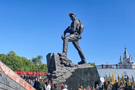 対日戦勝と第２次大戦の終戦を記念し造られたソ連兵像＝４日、ロシア・ハバロフスク（タス＝共同）