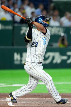 ＪＦＥ西日本戦の１回、先制本塁打を放つＮＴＴ西日本・酒井＝東京ドーム