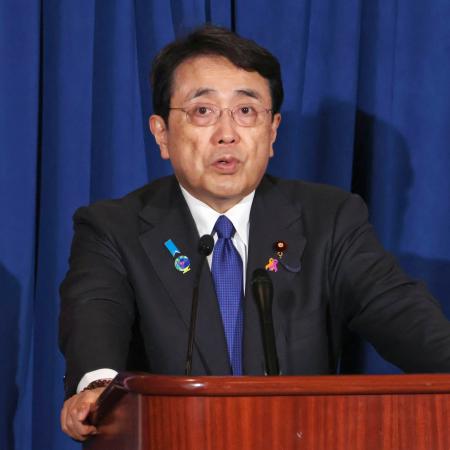 記者会見する赤沢経産相＝４日、ワシントン（共同）