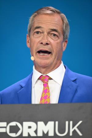 英バーミンガムで開かれた「リフォームＵＫ」の党大会で演説するファラージ党首＝４日（共同）