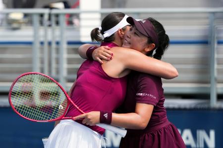 　女子ダブルス１回戦で抱き合う穂積絵莉（右）、アンドレヤ・クレパーチ組＝ニューヨーク（ＵＳＴＡ／ゲッティ＝共同）