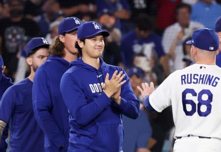 　ナショナルズに勝利し、チームメートを迎えに出るドジャース・大谷＝ロサンゼルス（共同）