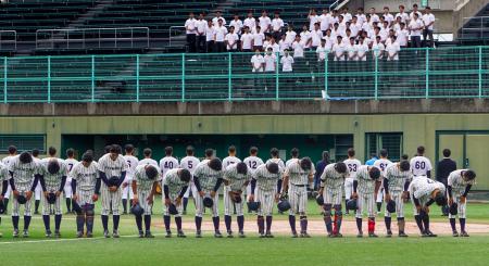 開幕した関西六大学野球秋季リーグで大院大に敗れ、観客席にあいさつする龍谷大の選手ら＝ＧＯＳＡＮＤＯ南港