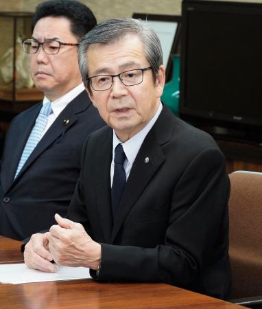 記者団の取材に応じる自民党福岡県連会長の松本国寛県議＝５日午後、福岡市
