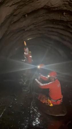 土石流で被災したネパール中部ラスワ郡の水力発電所のトンネル内で活動するインドの救助要員。動画が５日に公開された（駐ネパール・インド大使提供・ロイター＝共同）