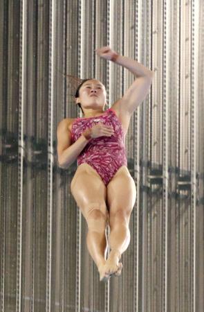 　女子高飛び込みで優勝した金戸凜＝インフロニア草津アクアティクスセンター
