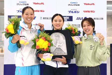 　女子高飛び込みで優勝した金戸凜（中央）＝インフロニア草津アクアティクスセンター