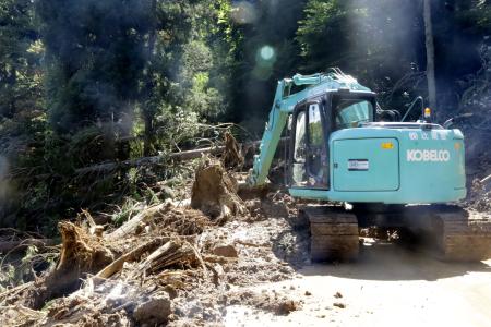 孤立集落に通じる道路の復旧作業＝２日、富山県氷見市