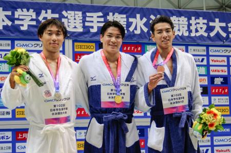 男子２００メートル個人メドレーで優勝し、写真に納まる松下知之（中央）＝東和薬品ラクタブドーム