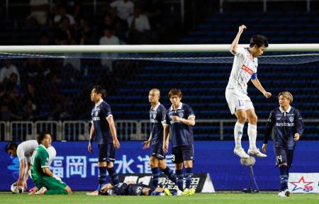 福岡―水戸　後半、同点ゴールを決め、跳び上がって喜ぶ水戸・木本＝ベススタ