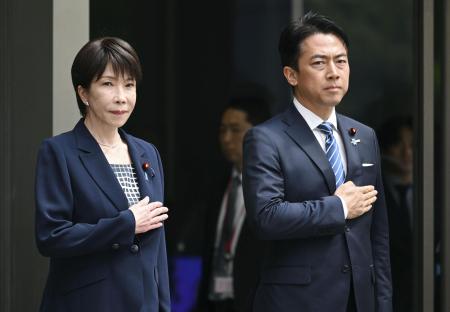 高市首相（左）と小泉防衛相＝２日、防衛省
