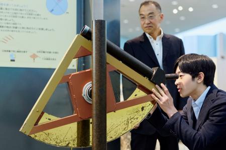 茨城県つくば市の地図と測量の科学館を訪問し、望遠鏡をのぞき込まれる悠仁さま＝８月（宮内庁提供）