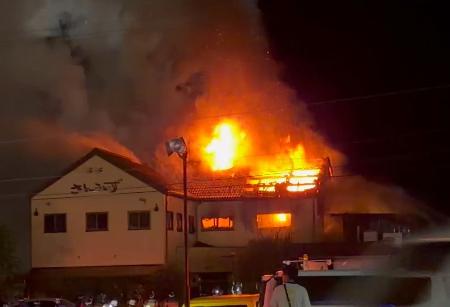 岐阜県本巣市のケーキ店から上がる炎と煙＝５日夜（近隣住民提供）