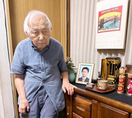 長男杉山陽一さんの遺影と住山一貞さん＝８月、東京都目黒区