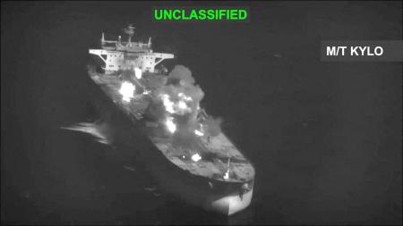 米中央軍が５日に公開した、イランのタンカーへの攻撃の様子（中央軍提供・ロイター＝共同）