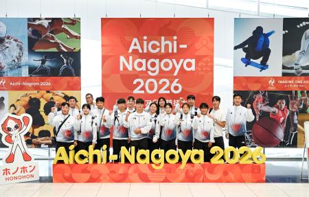 １９日に開幕する愛知・名古屋アジア大会に出場するため、中部空港に到着し記念写真に納まる韓国の選手ら＝６日午後