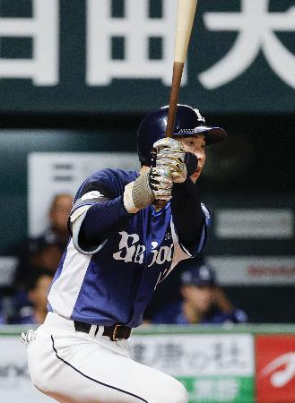１回西武１死二塁、小島が右翼線に先制二塁打を放つ＝みずほペイペイドーム
