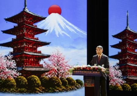 ６日、ベトナム中部フエで開かれた「地方協力フォーラム」で発言するレ・ミン・フン首相（共同）