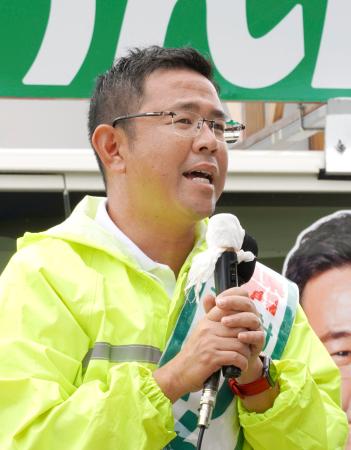 街頭演説で支持を訴える古謝玄太氏＝６日午前、沖縄県豊見城市