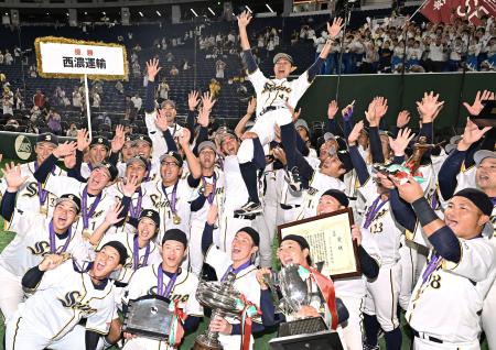 　優勝を果たし、佐伯監督（中央）を胴上げして喜ぶ西濃運輸ナイン＝東京ドーム