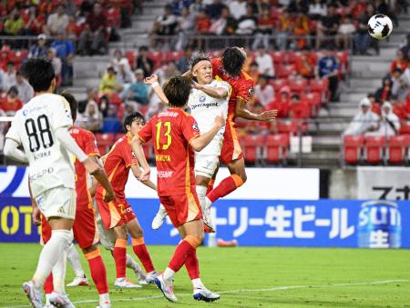 名古屋―町田　後半、ヘディングでゴールを決める町田・明本（上手前）＝豊田