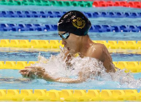 女子２００メートル平泳ぎ決勝　力泳する加藤心冨＝東和薬品ラクタブドーム