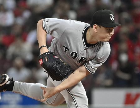広島戦に先発した巨人・小笠原＝マツダ