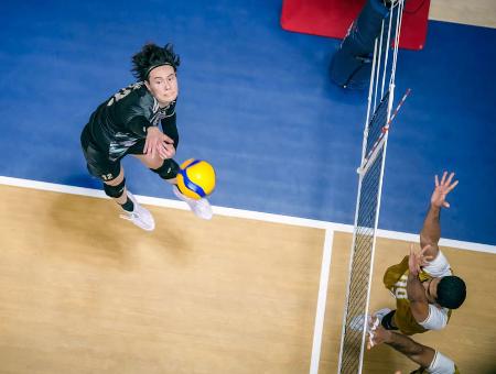 １次リーグのバーレーン戦でスパイクを放つ高橋＝北九州市立総合体育館（Ｖｏｌｌｅｙｂａｌｌ　Ｗｏｒｌｄ提供）