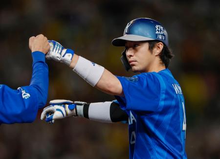 ２回、２点打を放ちタッチを交わすＤｅＮＡ・度会＝甲子園