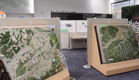 　ミュージアムで展示されている地形模型＝東京都多摩市