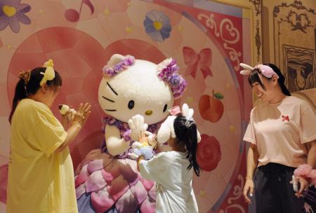 　レディキティハウスでハローキティと触れ合う田名網万紀さん（右）ら＝東京都多摩市（（Ｃ）　２０２６　ＳＡＮＲＩＯ　ＣＯ．，　ＬＴＤ．）