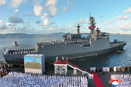 新型駆逐艦「姜健」の就役式。北朝鮮の金正恩朝鮮労働党総書記と娘が視察した=6日、北朝鮮東部の元山港(朝鮮中央通信=共同)