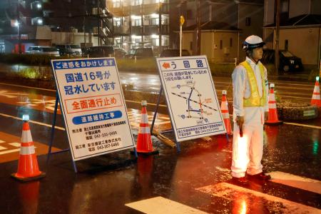 大雨の影響で通行規制が行われた、アンダーパスへとつながる国道１６号＝７日未明、千葉市中央区