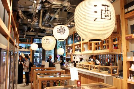 東京駅直結の大規模複合施設「トフロム八重洲　タワー」内の日本酒を立ち飲みできる酒屋＝７日午後、東京都中央区