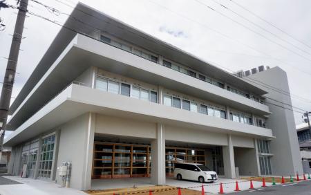 完成した複合型福祉施設「希望のまち」の建物＝７日午前、北九州市小倉北区