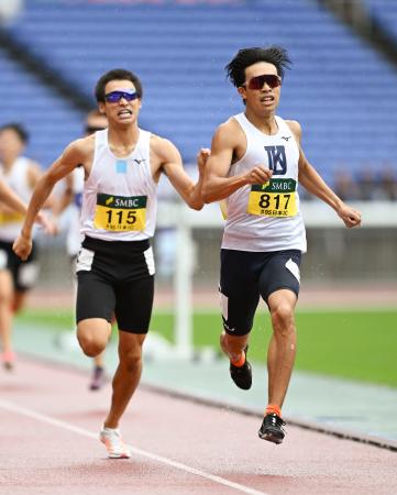 男子８００メートル決勝　優勝した萬野七樹（右）＝日産スタジアム