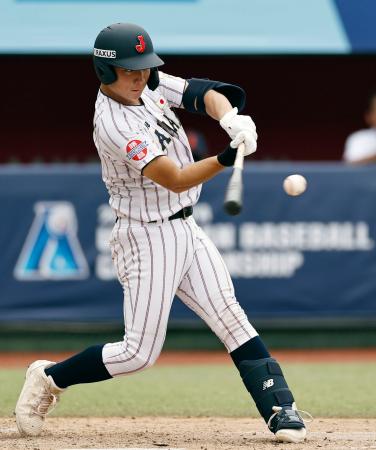 香港戦の２回、山田が２点打を放つ＝台北（共同）