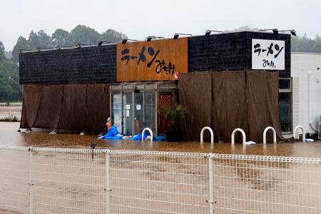 再び水が流れ込んだ「ラーメンみたけ」＝７日午後、千葉県大網白里市